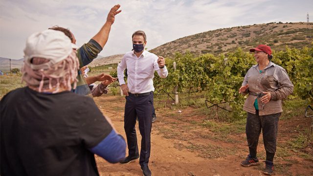 Κυριάκος Μητσοτάκης: On air σε ραδιόφωνο στη Λάρισα – «Κόκκαλο» οι δημοσιογράφοι – Επικοί διάλογοι