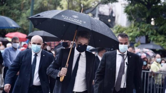 Το… πάει πιο μακριά ο Μητσοτάκης: Μετά τη «μίζα» στους 18-25 ετών, δίνει ίντερνετ στους 15-17 για να εμβολιαστούν
