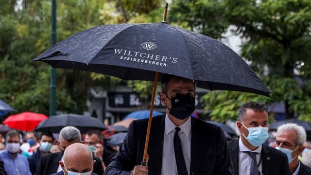 Έκαναν ρεζίλι τον Κυριάκο Μητσοτάκη – «Α και την ψάχναμε» λέει το ξενοδοχείο που πήρε την ομπρέλα ο πρωθυπουργός