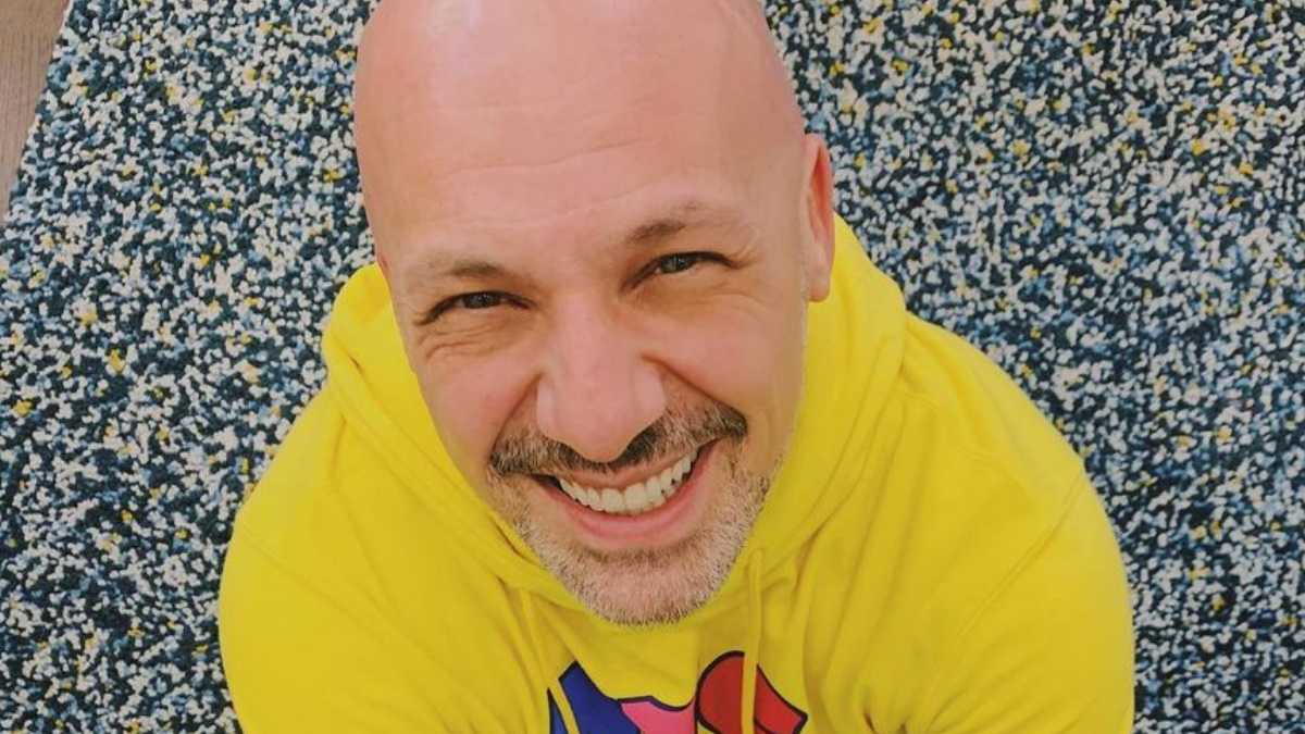 Ξανθιά κουκλάρα στο πλευρό του Νίκου Μουτσινά