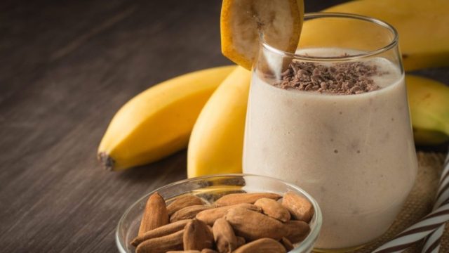 Εύκολο milkshake μπανάνα με μόνο 2 υλικά!