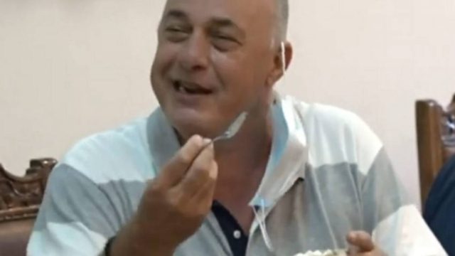 Απίστευτο περιστατικό: Ο Δήμαρχος Βόλου κέρασε κόλλυβα στο δημοτικό συμβούλιο!