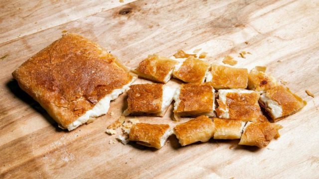 Αφράτη και λαχταριστή! Η πιο νόστιμη τυρόπιτα με λίγα υλικά