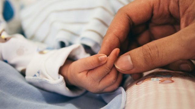 Σοκ στη Θεσσαλονίκη: Έψαχναν οικογένεια για να πουλήσουν βρέφος και να πάρουν 5.000 ευρώ