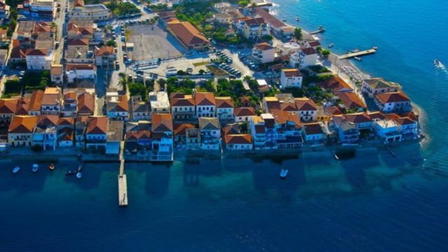 Το παραθαλάσσιο ελληνικό χωριό που μοιάζει σαν να επιπλέει στο νερό!