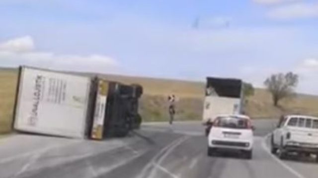 Λάρισα: Ανετράπη νταλίκα – Γέμισε καύσιμα και λάδια το οδόστρωμα