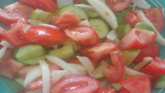 Τρώτε μαζί ντομάτα, αγγούρι και κρεμμύδι; Οι κίνδυνοι για την υγεία!