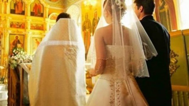 Ο ιερέας σταμάτησε την τελετή για να φωνάξει στο γαμπρό και την νύφη – Μόλις συνειδητοποίησε την αλήθεια ντροπιάστηκε μπροστά σε όλους