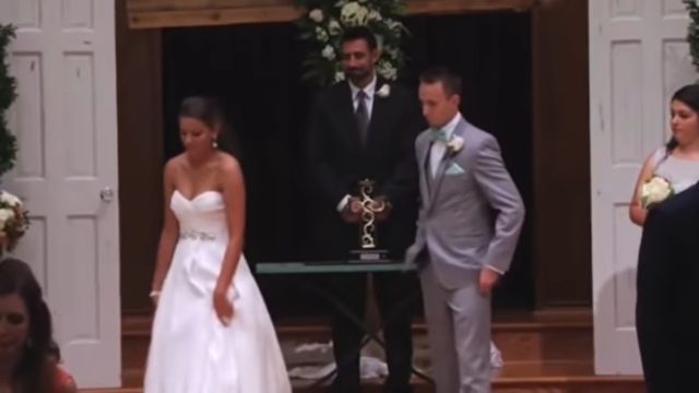 Ο γαμπρός «πάγωσε» όταν είδε την νύφη να απομακρύνεται την ώρα της τελετής – Μόλις πρόσεξε τα χέρια της πλάνταξε στο κλάμα