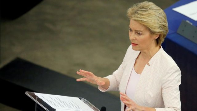 Φον Ντερ Λάιεν: Έκκληση σε όλες τις χώρες να υποδεχτούν πρόσφυγες από το Αφγανιστάν