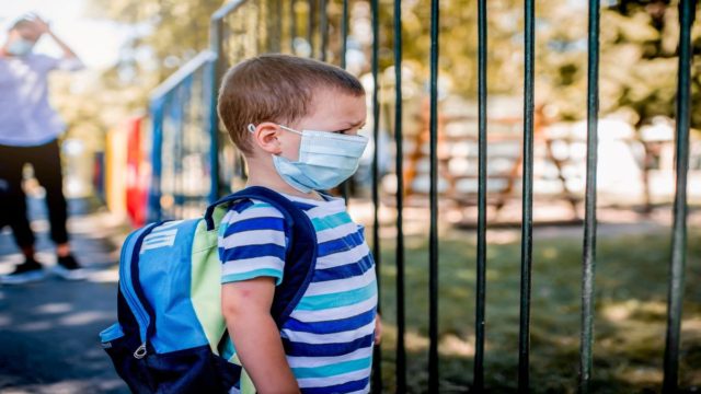 Ακραίο περιστατικό: Γονιός – αρνητής του κορωνοϊού απείλησε ότι θα πάει σχολείο με καραμπίνα