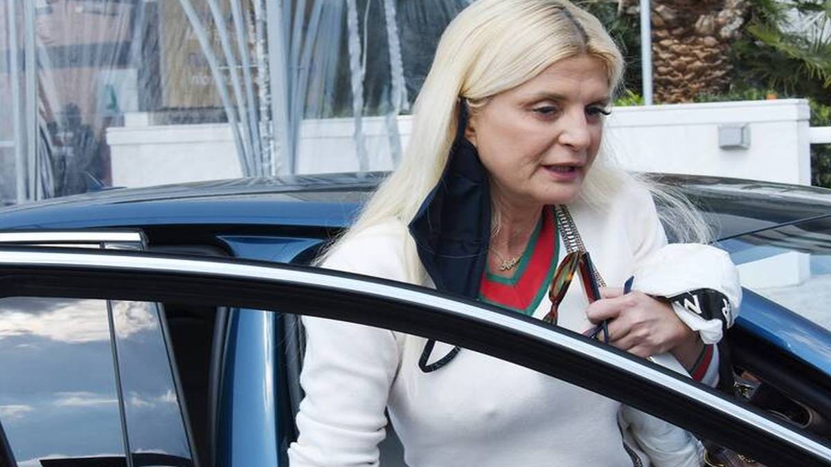 Γυναικάρα η Μαρίνα Πατούλη επισκίασε την Μόνικα Μπελούτσι – Φωτογραφήθηκε μαζί με της με στενό μαύρο φόρεμα