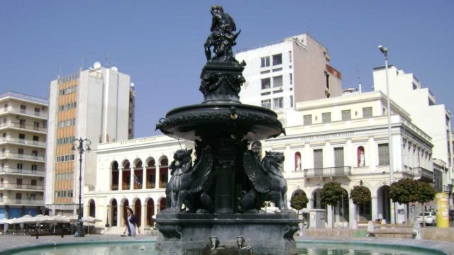 Θρίλερ στην Πάτρα: Συμπλοκή νεαρών με σουγιάδες στο κέντρο!