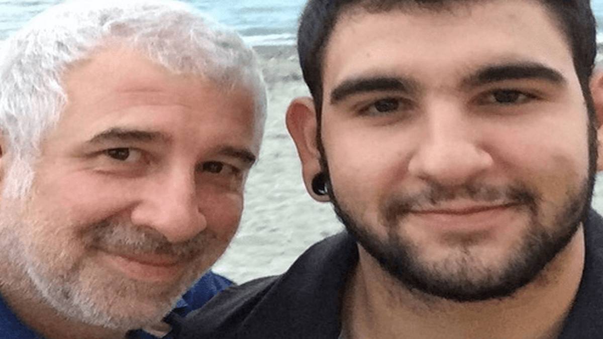 Πέτρος Φιλιππίδης: Χαμός στα social με την φωτογραφία του γιου του με χειροπέδες! Είναι από σειρά