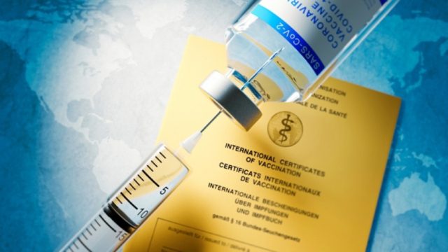 «Χιονοστιβάδα» αποκαλύψεων για τα πλαστά πιστοποιητικά σε όλη την Ελλάδα – Επεκτείνεται η έρευνα στα εμβολιαστικά κέντρα (Video)