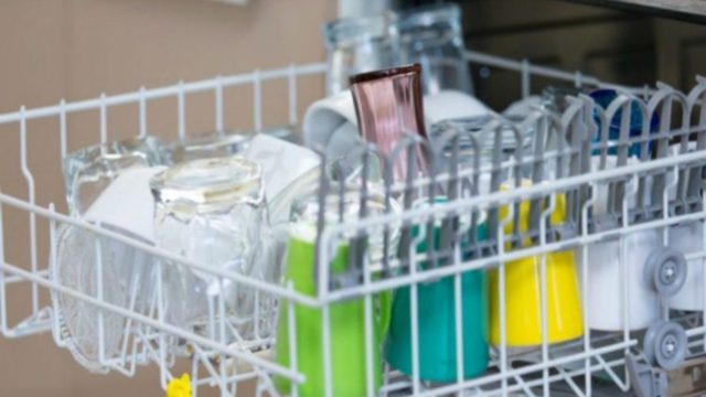 Το ήξερες; Έτσι θα εξαφανίσεις όλα τα μικρόβια από το πλυντήριο των πιάτων