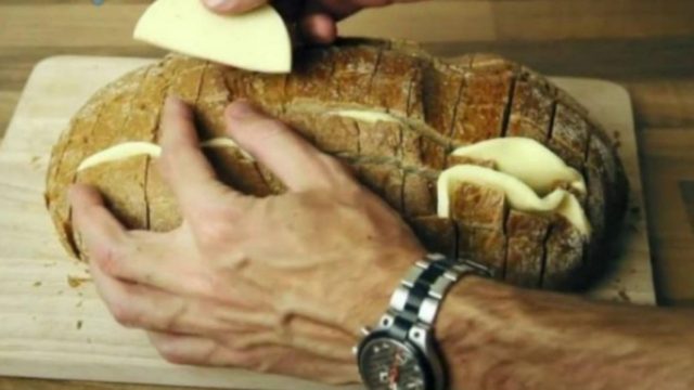 Τύλιξε το ψωμί σε αλουμινόχαρτο και το έψησε στο φούρνο – Όταν το έβγαλε… απίστευτο (Video)