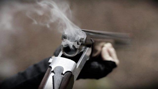 Χαμός στον Βόλο: Πυροβολούσε έξω από το σπίτι της πρώην του