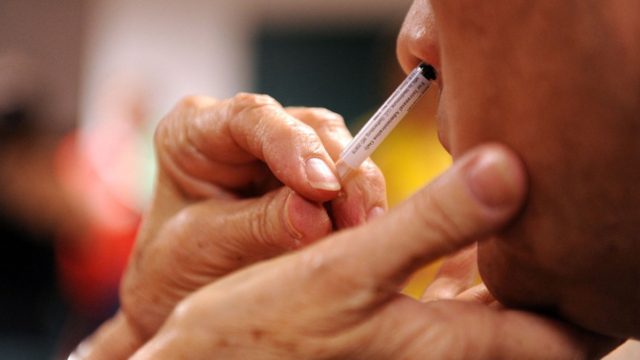 Ρινικό εμβόλιο: Mπλοκάρει άμεσα τον κορωνοϊό στη μύτη – «Ανάσα» από τις προκλινικές δοκιμές