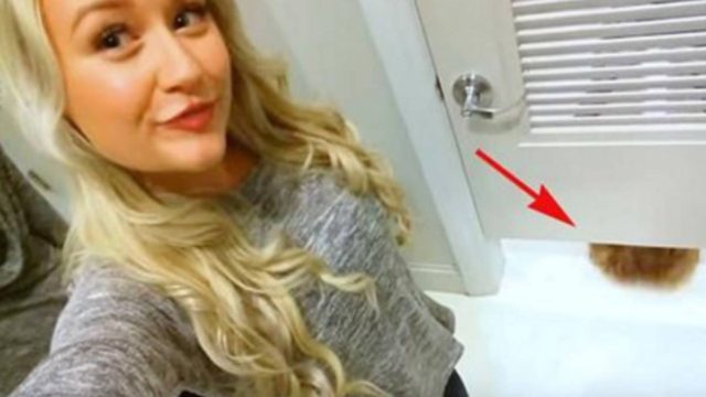 Έβγαζε ακόμα 1 selfie μέχρι που εμφανίστηκε αυτό κάτω από την πόρτα – Μόλις είδε τι είναι έμεινε “κάγκελο”