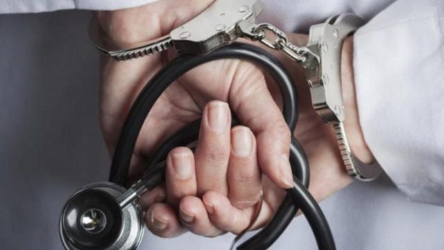 Βίντεο ντοκουμέντο: Συνελήφθη 75χρονη γιατρός για εικονικό εμβολιασμό – Την έπιασαν επ’ αυτοφώρω