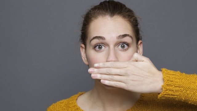 Το «μαγικό» για να μη μυρίζει η αναπνοή μας σκόρδο!