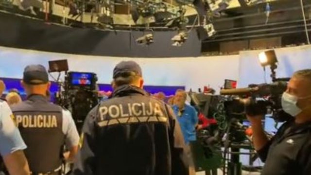 Σλοβενία: Αρνητές του κορωνοϊου εισέβαλαν στο στούντιο της δημόσιας τηλεόρασης