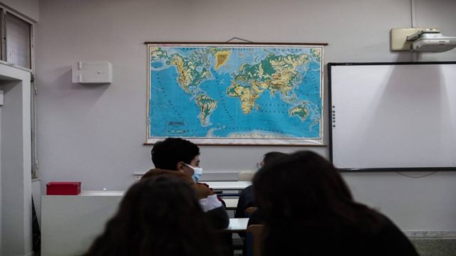 Αναβρασμός στα σχολεία: Το 1/4 των κρουσμάτων αφορά παιδιά και εφήβους! Πως θα ανοίξουν;
