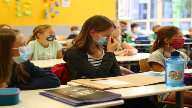 Εντάσεις και ευτράπελα στα σχολεία: Χειροπέδες σε γονείς που πήγαν παιδί χωρίς self test