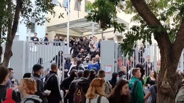Χαμός στη Θεσσαλονίκη: Μολότοφ, χημικά και μάχες σώμα με σώμα στο ΕΠΑΛ Σταυρούπολης! Εισαγγελική παρέμβαση ζητά η Κεραμέως