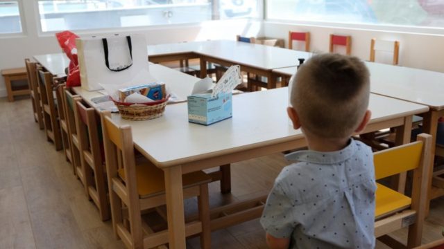 Θεσσαλονίκη: Νήπιο βγήκε μόνο του στο δρόμο εκτός σχολείου – Συνελήφθη η νηπιαγωγός