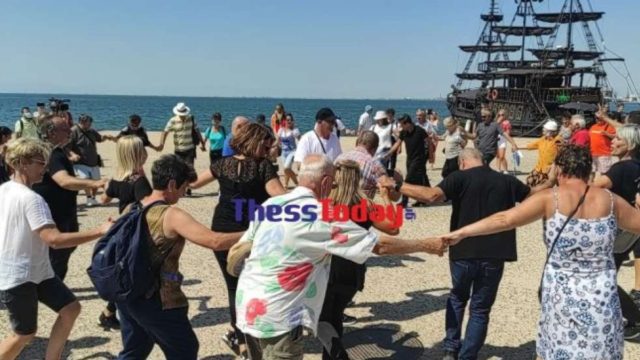 Θεσσαλονίκη: Τουρίστες χόρεψαν Ζορμπά στη μνήμη του Μίκη Θεοδωράκη