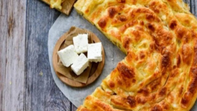 Αφράτη τυρόπιτα σαν κέικ – Πανεύκολη και λαχταριστή- Λιώνει στο στόμα