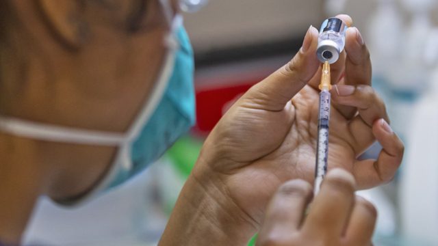 Τρίτη δόση εμβολίου: Ξεκινά για τους άνω των 60 ετών και υγειονομικούς