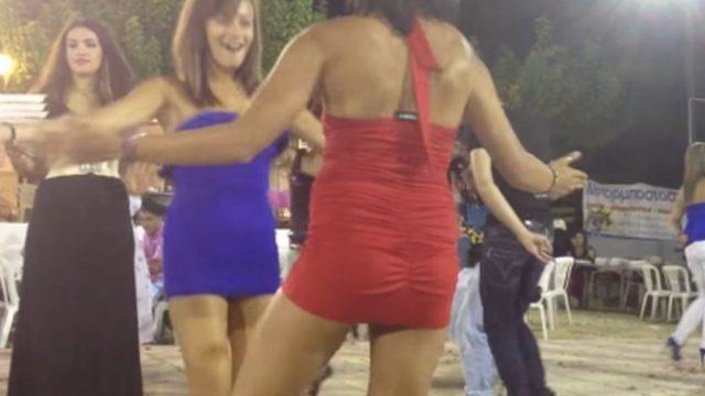 Καυτό τσιφτετέλι σε πανηγύρι: Άναψαν φωτιές οι δύο καλλονές
