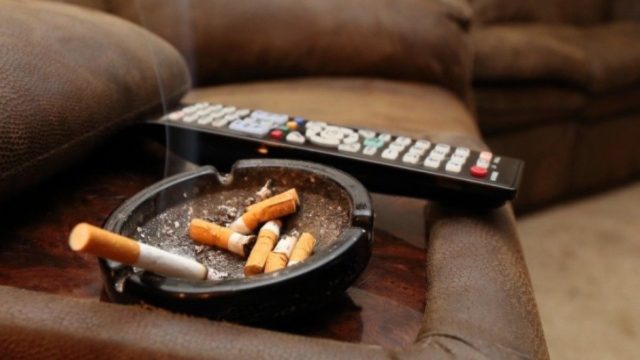 Μήπως το σπίτι ή το γραφείο σας βρωμάει τσιγαρίλα; 4+1 έξυπνα κόλπα για να έχετε πάντα καθαρό τον αέρα στο χώρο σας