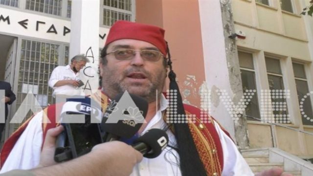 Απίστευτο περιστατικό στον Πύργο: Αρνητής οδηγήθηκε στα δικαστήρια ντυμένος… τσολιάς!