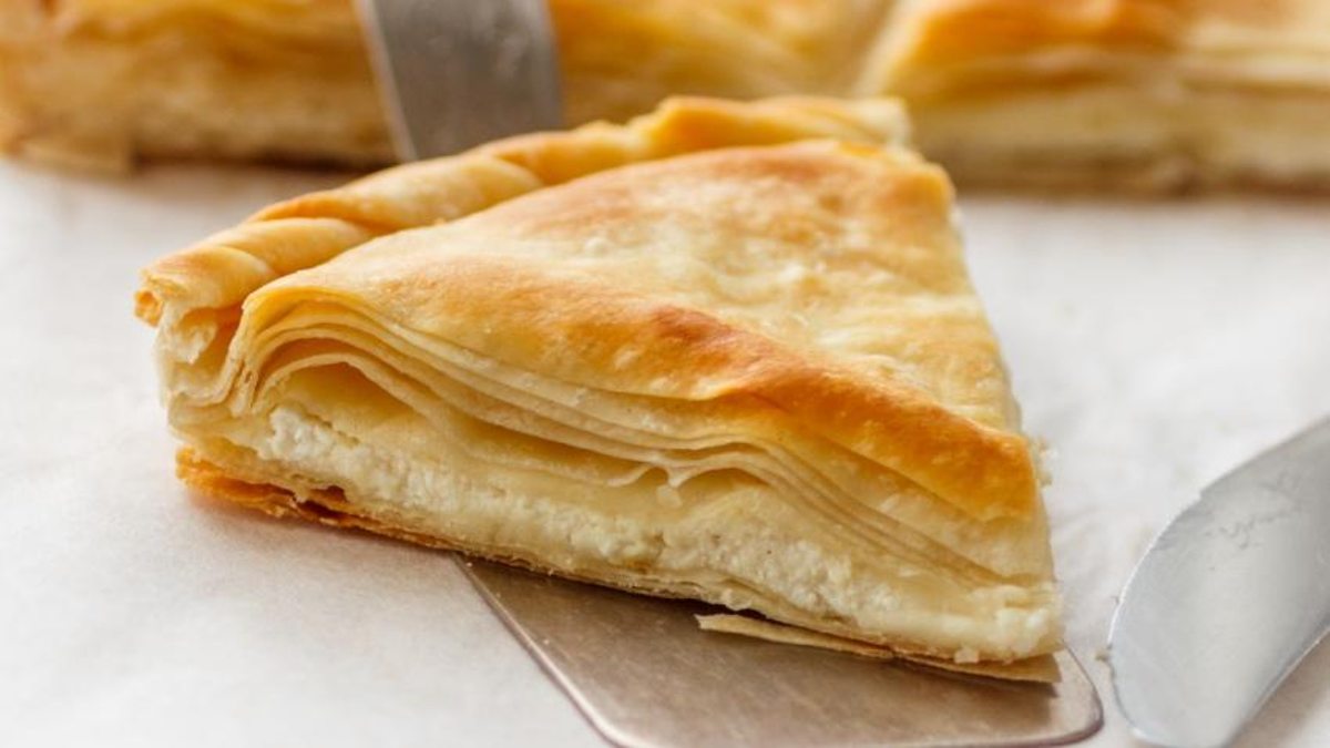 Η πιο νόστιμη τυρόπιτα με 4 τυριά!