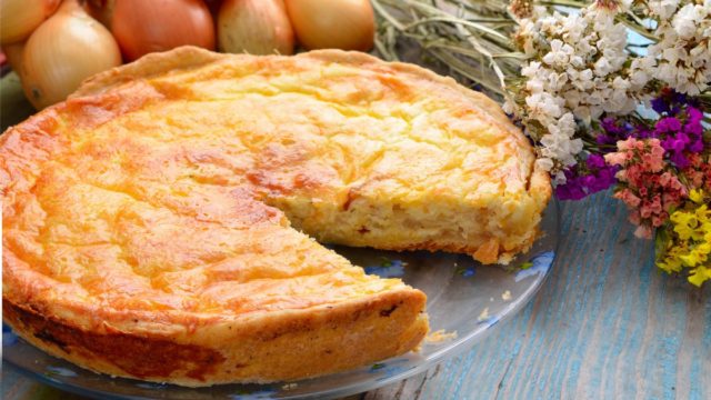 Τυρόπιτα με κρεμμύδια και θυμάρι