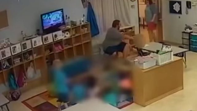 «Φύγε από εδώ»: Βίντεο σοκ από παιδικό σταθμό προκαλεί οργή – Δάσκαλος σπρώχνει βίαια 4χρονη και τη ρίχνει κάτω!