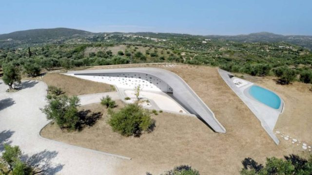 Βίλα στην Πελοπόννησο: Ένα αριστούργημα της ελληνικής αρχιτεκτονικής. Βραβεύτηκε ως η εντυπωσιακότερη κατοικία του κόσμου