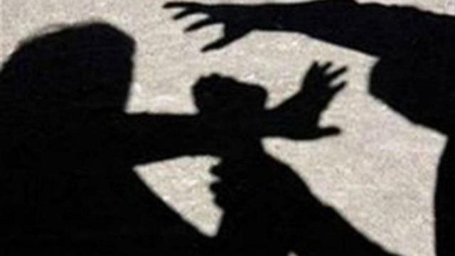 Πάτρα: Έδερνε τη γυναίκα του και του φώναζαν να σταματήσει – Μέτρα της Αστυνομίας για την ενδοοικογενειακή βία