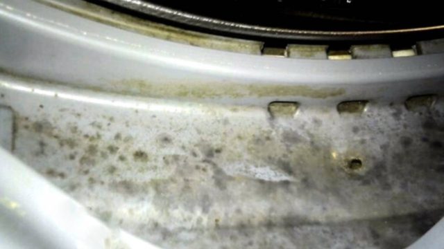 Το πλυντήριό σας είναι γεμάτο επικίνδυνη μούχλα. Αφαιρέστε την εύκολα με αυτό το πανέξυπνο κόλπο!