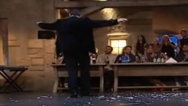 Ράγισαν κι οι πέτρες: Χόρεψε το πιο βαρύ ζεϊμπέκικο και έκανε τους πάντες να ανατριχιάσουν