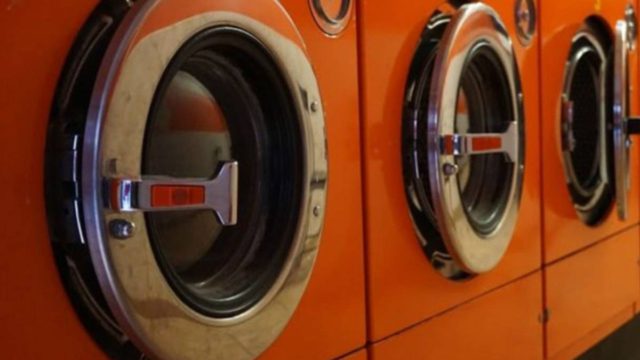 Έριξε στο πλυντήριο μαύρο πιπέρι – Δεν πίστευε στα μάτια της με αυτό που αντίκρισε όταν έβγαλε από μέσα τα ρούχα