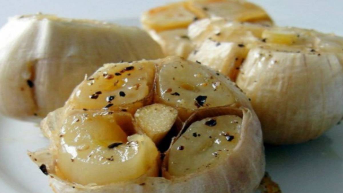Φάτε 6 ψητές σκελίδες σκόρδου και δείτε τι θα συμβεί στο σώμα σας μέσα σε 24 ώρες