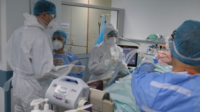 Κορωνοϊός: 4.165 νέα κρούσματα και 25 θάνατοι – Στους 380 οι διασωληνωμένοι