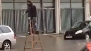 Κακοκαιρία Μπάλλος: Viral τύπος περπάτησε πάνω σε σκάλα για να φτάσει στο αυτοκίνητό του!