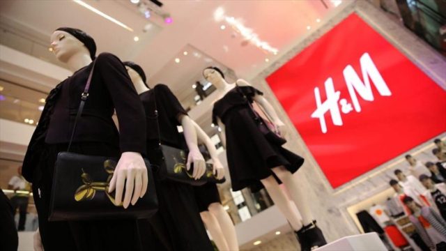 H&M: Τζιν παντελόνι σε τέλεια τιμή!