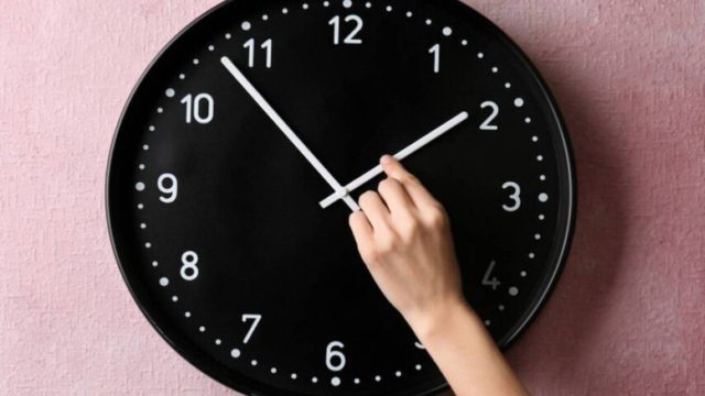 Αλλαγή ώρας: Οριστική απόφαση! Θα γυρίσουμε ή όχι τους δείκτες στο τέλος του μήνα;